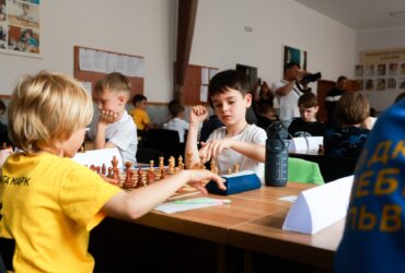 діти, столи, приміщення, шахи