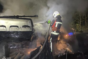 ніч, дим, автівка, пожежник