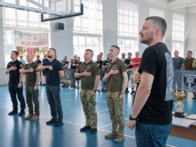 чоловіки, зал, вікна