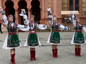 дівчата, урочистість, споруда