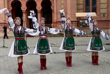 дівчата, урочистість, споруда