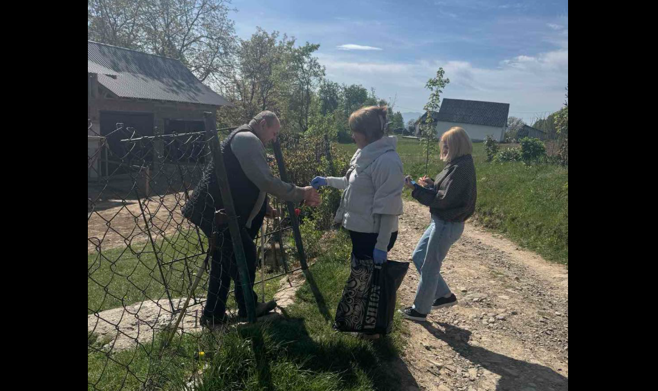 люди, вулиця, будинок, подвір'я