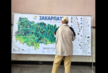 чоловік, карта, стіна