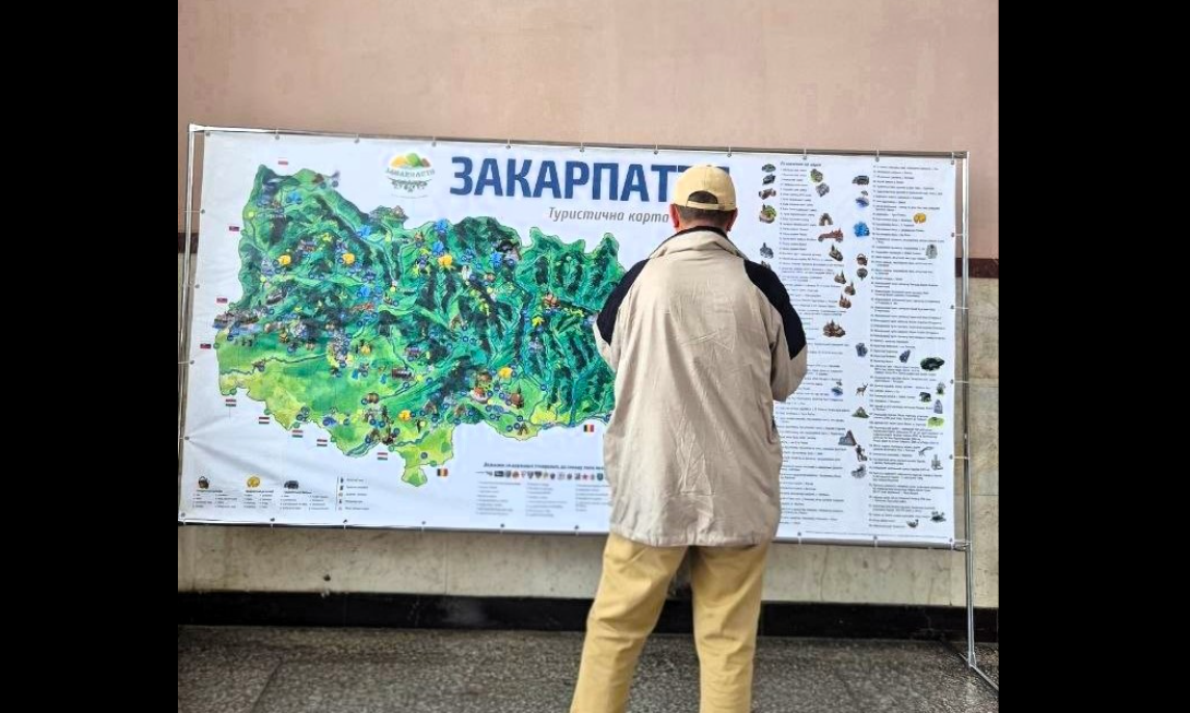 чоловік, карта, стіна