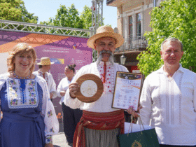 люди, вулиця, споруди, дерева, подія