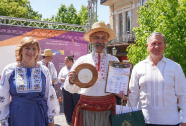 люди, вулиця, споруди, дерева, подія