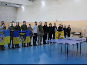 чоловіки, зал, прапори, стіл