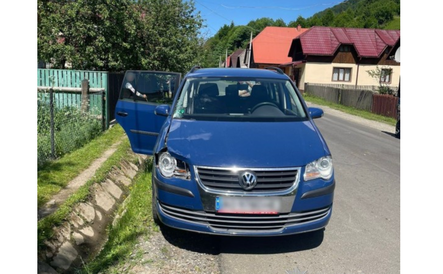 авто, дорога, будинки, дерева