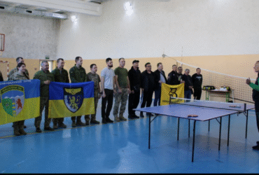 чоловіки, зал, прапори, стіл