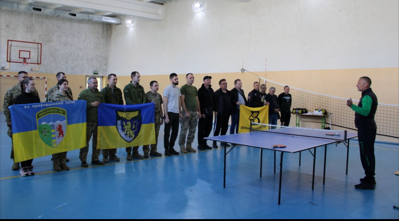 чоловіки, зал, прапори, стіл