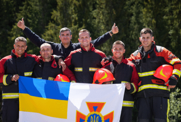 чоловіки, прапор, дерева