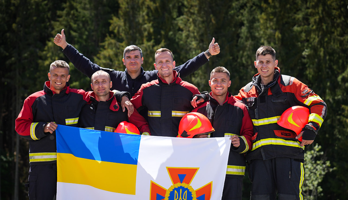 чоловіки, прапор, дерева