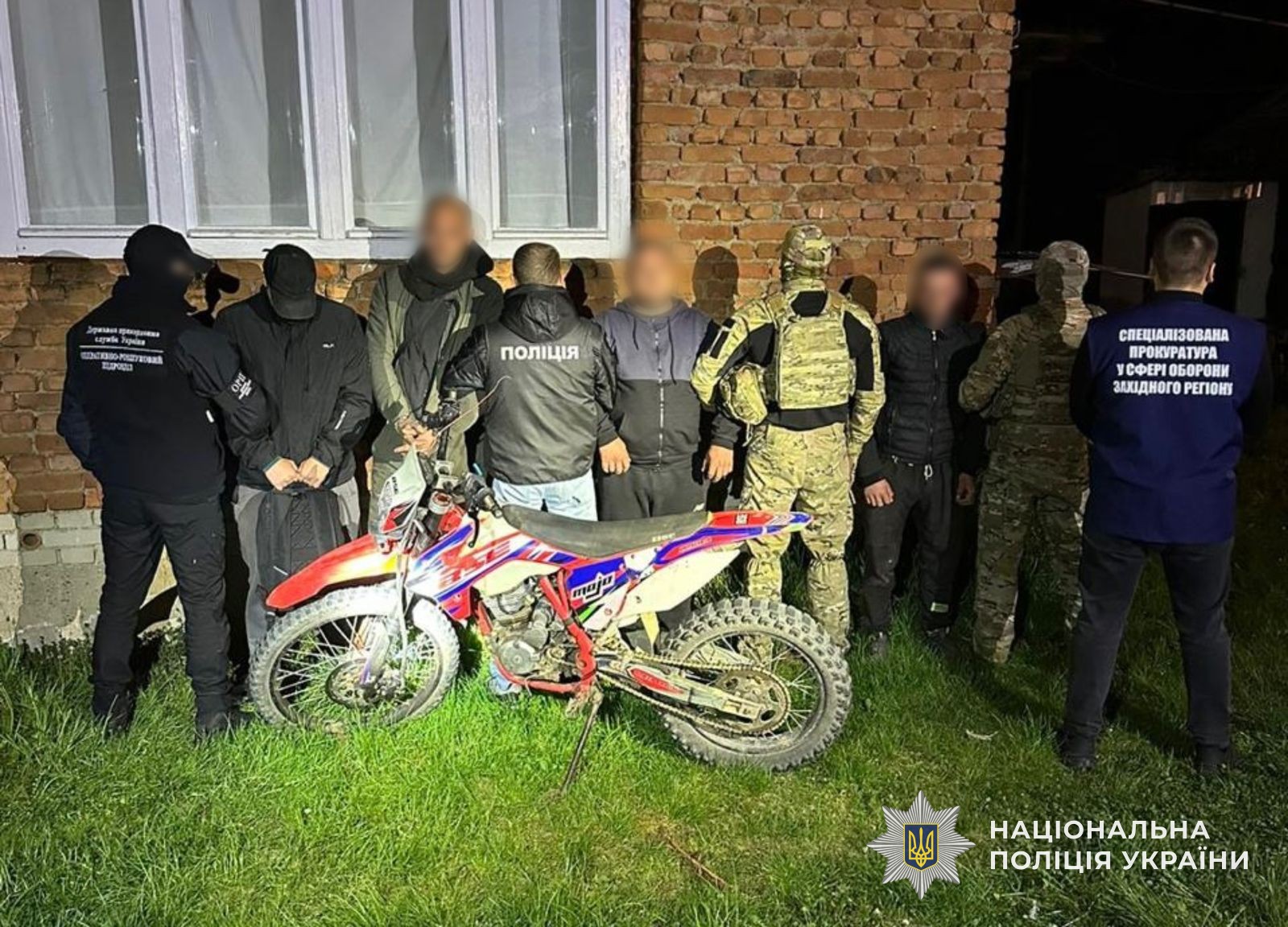 чоловіки, будинок, ніч, мотоцикл, трава