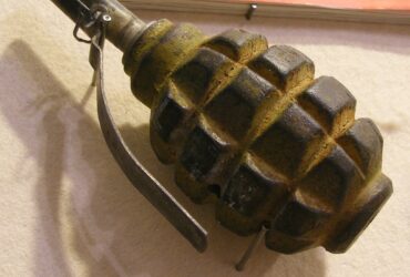 ручною гранатою Ф-1 часів Другої світової війни.