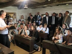 люди, діти, приміщення, столи