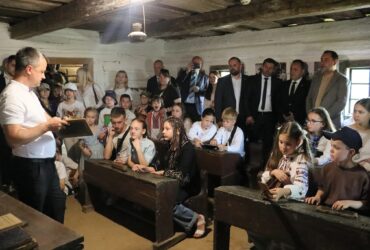 люди, діти, приміщення, столи