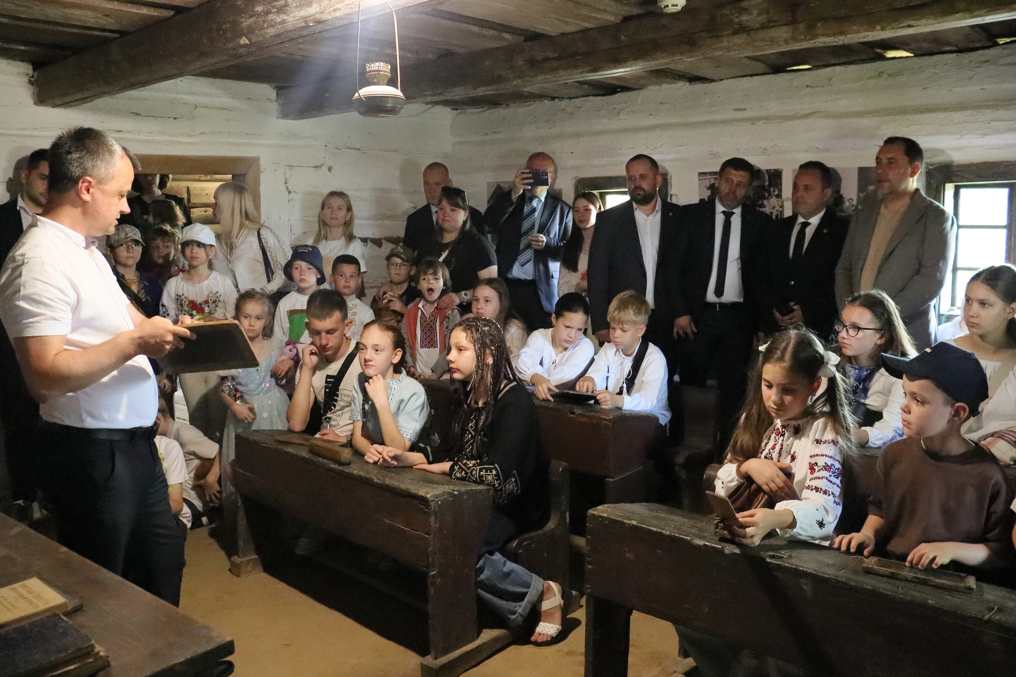 люди, діти, приміщення, столи