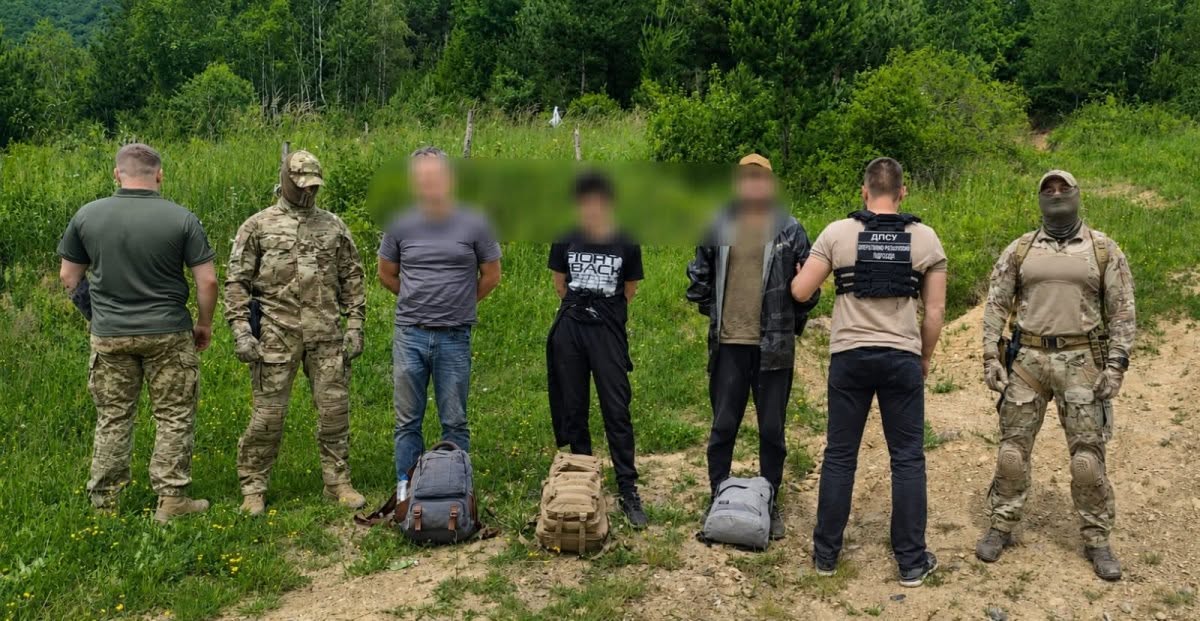 чоловіки, ліс, рюкзаки