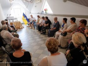 люди, зал, стіл, прапор