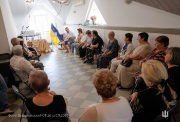 люди, зал, стіл, прапор
