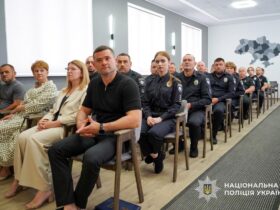 люди, зал, стільці, вікна