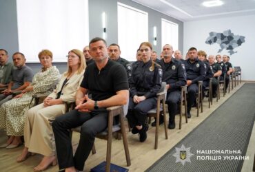 люди, зал, стільці, вікна