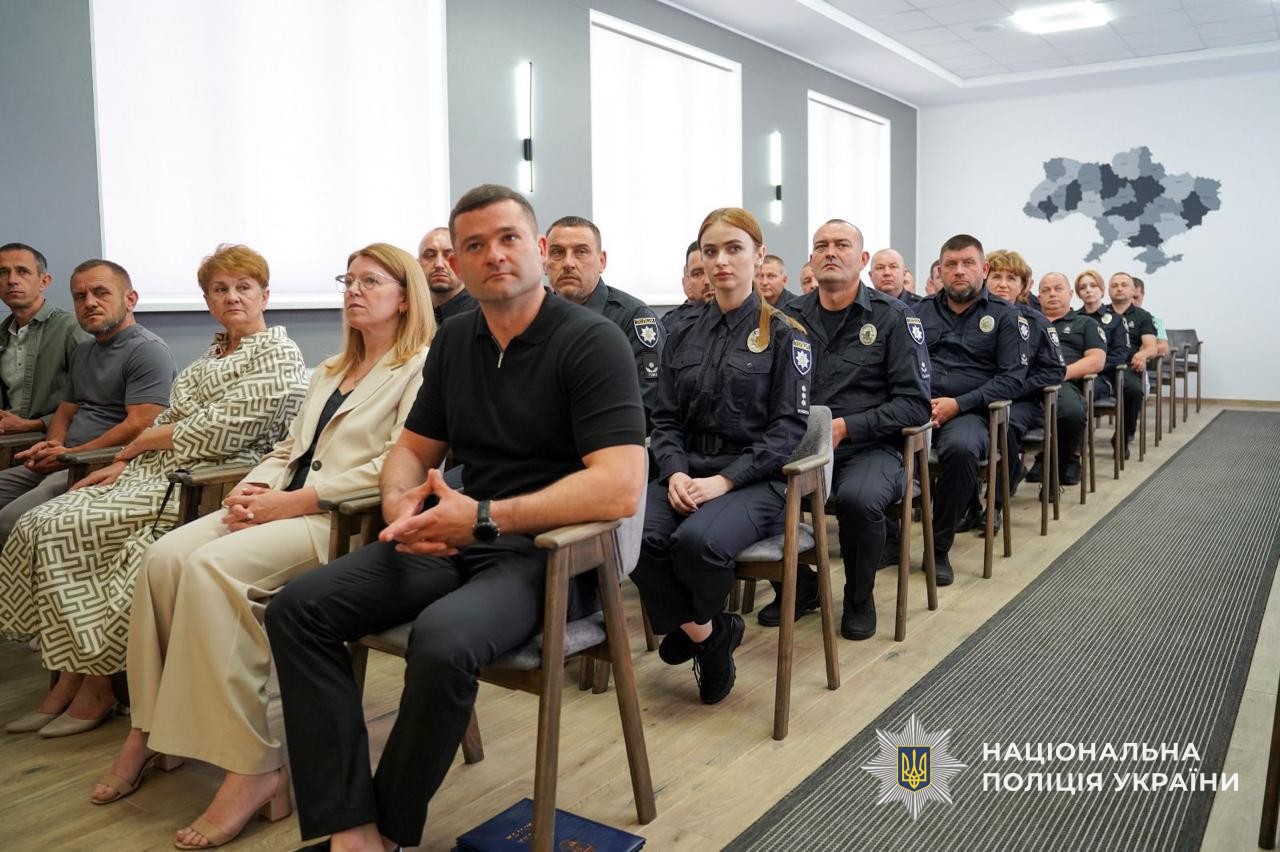 люди, зал, стільці, вікна