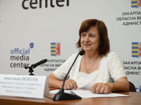 жінка, стіл, мікрофони