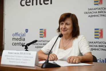 жінка, стіл, мікрофони