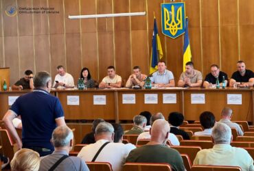 люди, зал, трибуна, прапори