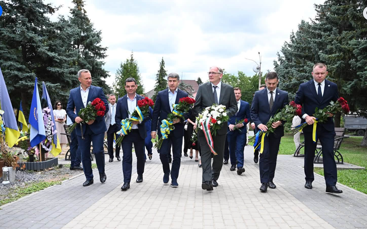 люди, площа, квіти, дерева, подія