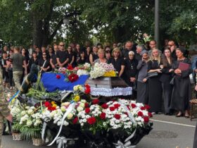люди, площа, труна, квіти