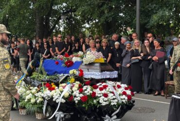 люди, площа, труна, квіти