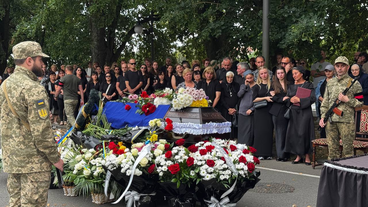 люди, площа, труна, квіти