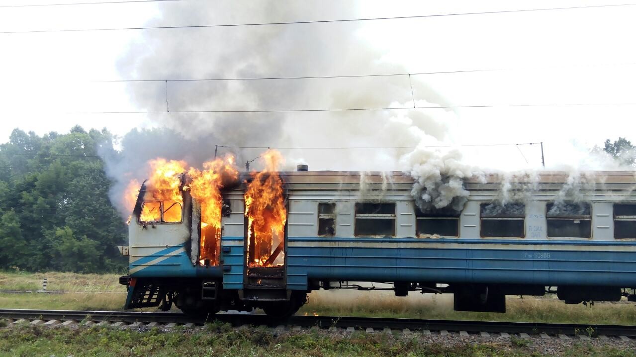 потяг горить